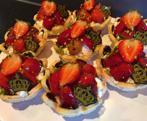 8 kleine Blätterteig Erdbeerkörbchen